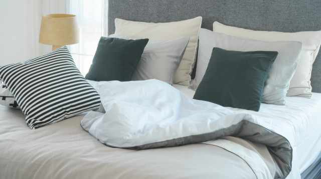 קיפול מצעים (צילום: אינג'אימג')