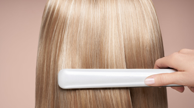 מחליק, החלקת שיער (צילום: אינגאימג')