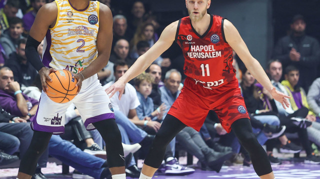 שחקן הפועל חולון שון דאוסון ליד שחקן הפועל ירושלים סים סנדר ונה (צילום: דני מרון)