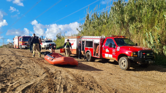 כוחות ההצלה סמוך לנחל הירקון. רכבי השטח לא עמדו במשימה (צילום: דוברות כבאות והצלה)