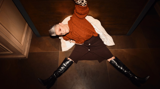 שמלה מנומרת כחולצה וחצאית חומה גולברי. סריג תמרה (אוסף פרטי), מעיל פרווה תמנון, מגפיים NINE WEST (צילום: סטיילינג גאלה רחמילביץ, צילום מני פל)