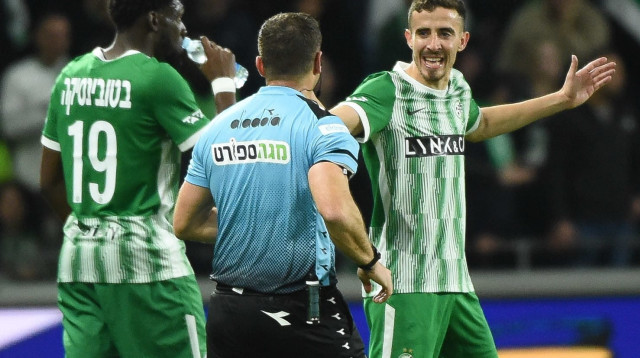 שחקני מכבי חיפה עם שלומי בן אברהם (צילום: ברני ארדוב)