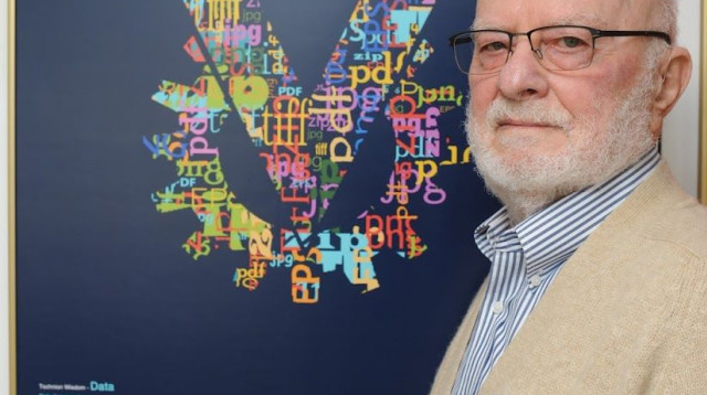  פרופ' אברהם למפל עם איור המתאר את אלגוריתם למפל-זיו (צילום: דוברות הטכניון)