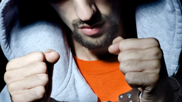 צעיר באזיקים. נעצר זמן קצר לאחר קבלת הדיווח (צילום: אילוסטרציה: אינג אימג')