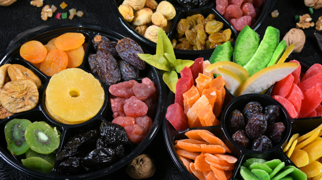 מגשי פירות יבשים לט"ו בשבט ברשת החמניה (צילום: שחר גל)