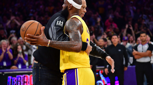 שחקן לוס אנג'לס לייקרס לברון ג'יימס עם קארים עבדול ג'באר (צילום: רויטרס)