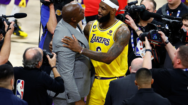 לברון ג'יימס עם מג'יק ג'ונסון אחרי שבירת שיא הנקודות ב-NBA (צילום: GettyImages, Ronald Martinez)