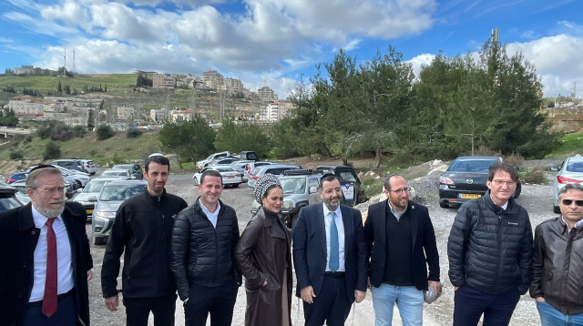 חברי כנסת מכלל מפלגות הקואליציה קיימו סיור במקום שבו עתידה להיבנות השכונה היהודית עטרות (צילום: ללא קרדיט)