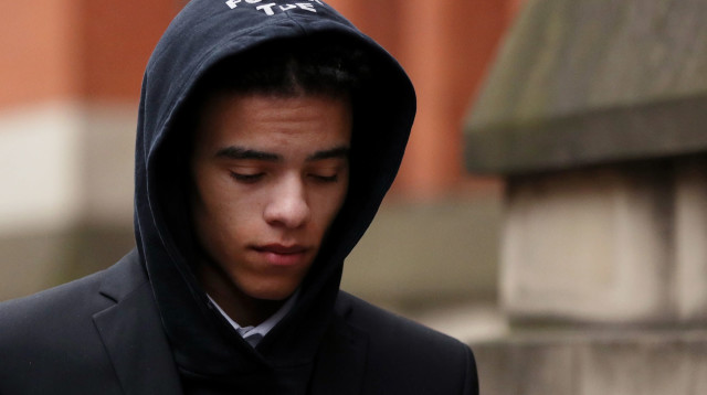 שחקן מנצ'סטר יונייטד מייסון גרינווד יוצא מבית המשפט (צילום: GettyImages, Cameron Smith)