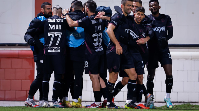 שחקני הפועל באר שבע חוגגים (צילום: מאור אלקסלסי)