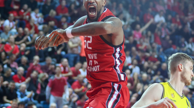 ג'ורדן מקריי, שחקן הפועל תל אביב חוגג (צילום: דני מרון)