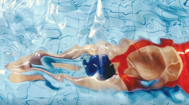 שחיינית בבגד ים אדום NFT (צילום: אברהם פסו)