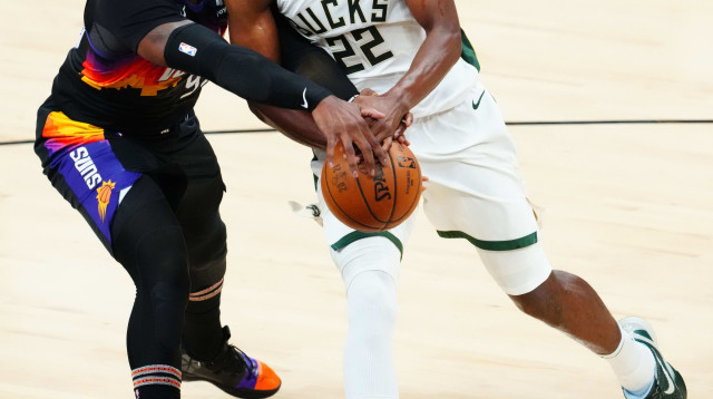 כריס מידלטון, מילווקי באקס, מול ג'יי קראודר, פיניקס סאנס (צילום: רויטרס)