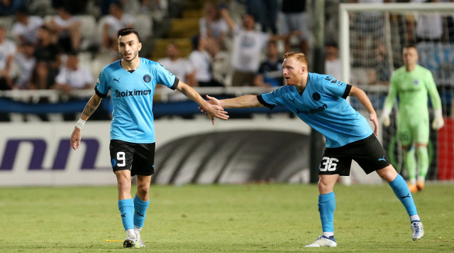 שחר ופיטאס אחרי השער המצמק של אפולון (צילום: רויטרס)