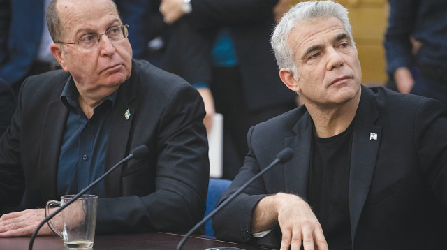 יאיר לפיד ובוגי יעלון  (צילום: הדס פארוש, פלאש 90)