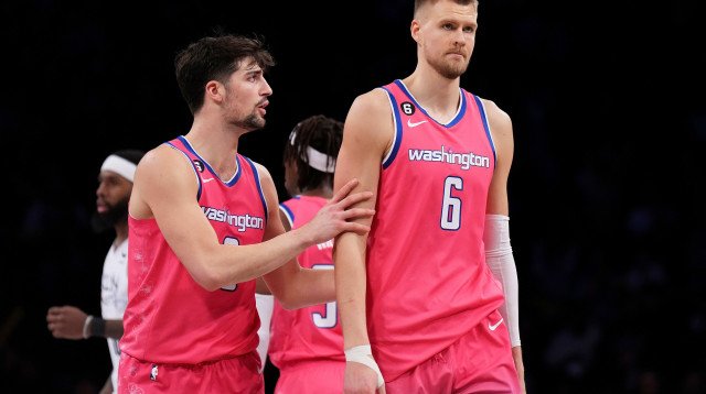 שחקן וושינגטון וויזארדס דני אבדיה עם קריסטאפס פורזינגיס (צילום: GettyImages, Mike Stobe)