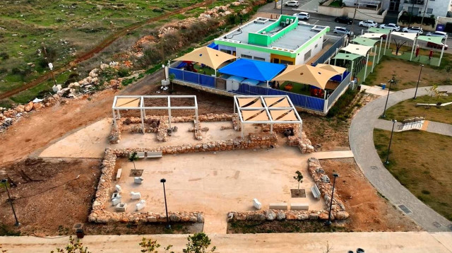 עתיקות משולבות בשטח ציבורי בשכונה בראש העין (צילום: אמיל אלג'ם, רשות העתיקות)