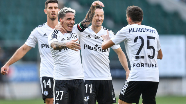 ז'וזואה חוגג עם שחקני לגיה ורשה (צילום: GettyImages, PressFocus/MB Media)