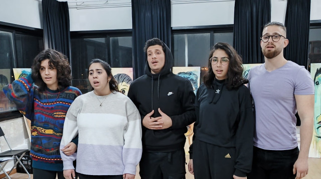 אנסמבל "קול הנוער" בהצגה "יום עסל יום בסל" (צילום: אורן כהן-מגן)