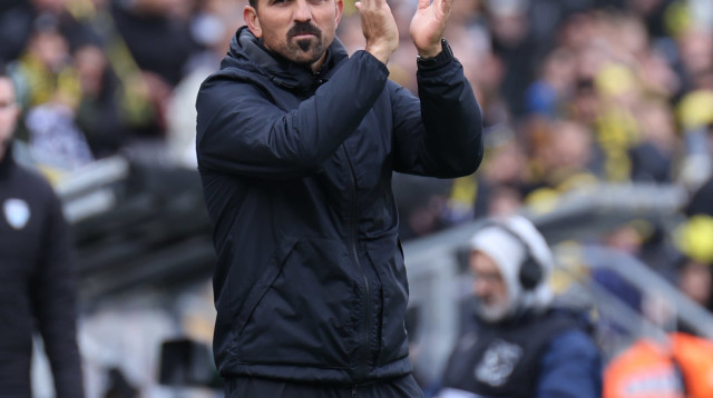 מביטים למשחקים הבאים. אוחיון (צילום: דני מרון)