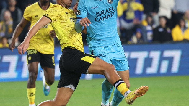 שחקן מכבי תל אביב ג'ורג'ה יובאנוביץ' מול שחקן מכבי נתניה רז שלמה (צילום: ברני ארדוב)