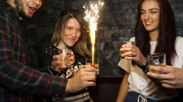 חוגגים במסיבה (צילום: אינגאימג')