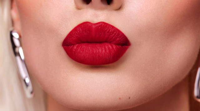 Powder Kiss Velvet Blur Slim Stick מאק סדרת שפתונים (צילום: יחצ חול)