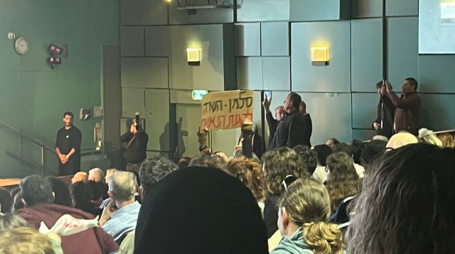 מפגינים קוטעים את נאומה של עידית סילמן בוועדת האקלים (צילום: רבקה דיטשר)