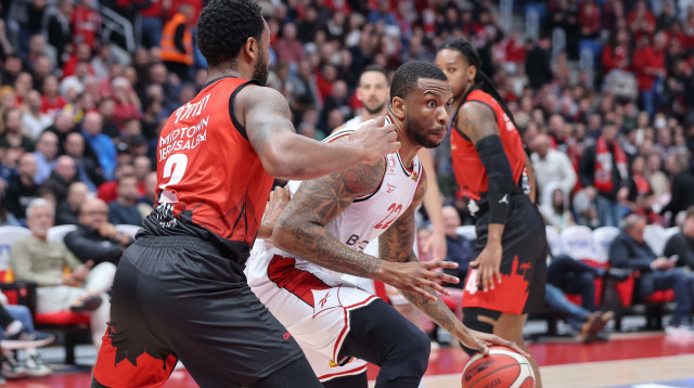 שחקן הפועל חיפה שון ג'ונס מול שחקן הפועל ירושלים ליוואי רנדולף (צילום: לירון מולדובן)