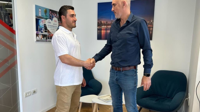 גולן טלקום תלווה אותו בדרך לפריז. מאור בן הרוש עם המנכ"ל נדב אמסלם (צילום: יח"צ)