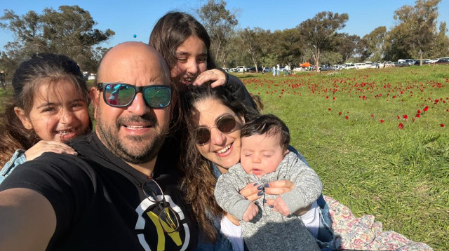 תום ואליאב אסרף עם שלושת ילדיהם (צילום: תום אסרף)