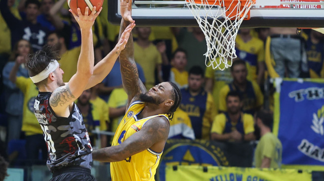 זאק הנקינס, שחקן הפועל ירושלים לצד ג'רל מרטין, שחקן מכבי תל אביב (צילום: דני מרון)