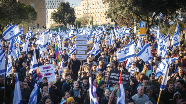 המחאה נגד הרפורמה במערכת המשפט מול משכן הכנסת (צילום: יונתן זינדל, פלאש 90)