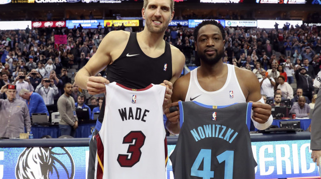 אגדות בדרך להיכל התהילה. ווייד ונוביצקי במפגש האחרון ביניהם על הפרקט, ב-2019 (צילום: רויטרס)