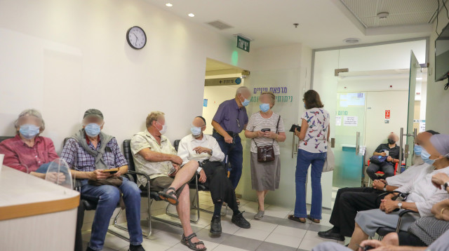 תור בקופת חולים (צילום: מרק ישראל סלם)