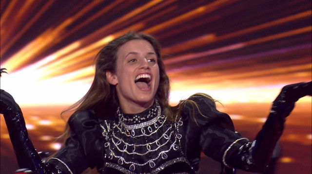 יעל אלקנה בתחפושת העכבישה ב"הזמר במסכה" (צילום: קשת 12)