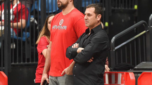 יונתן אלון, המנהל המקצועי של הפועל ירושלים, עם יותם הלפרין (צילום: ברני ארדוב)