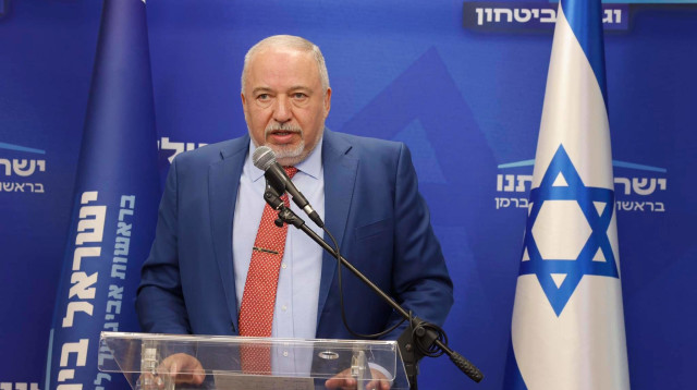 אביגדור ליברמן בישיבת סיעת ישראל ביתנו (צילום: מרק ישראל סלם)