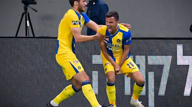 אנדרה ז'ראלדש מכבי תל אביב לצד ג'ורג'ה יובאנוביץ' (צילום: אריאל שלום)