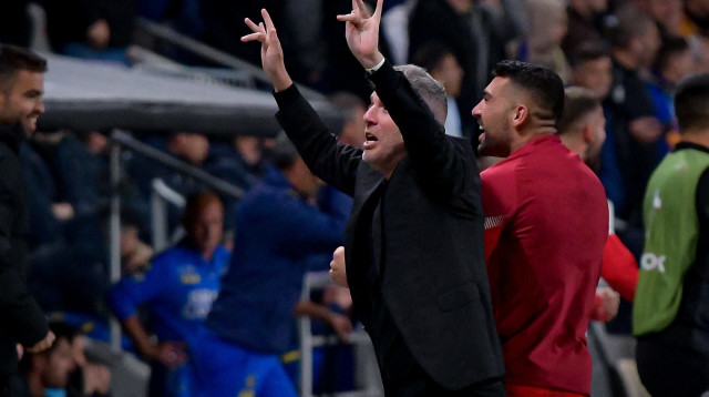 גיא פרימור מנכ"ל הפועל באר שבע מבצע תנועה מגונה לעבר אוהדי מכבי תל אביב (צילום: אריאל שלום)