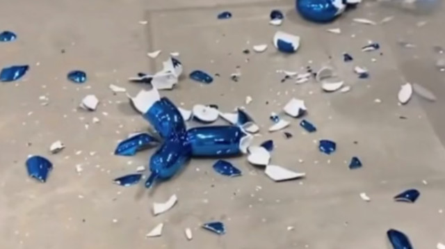 פסל בשווי 42 אלף דולר נשבר בתצוגה (צילום: מתוך טיקטוק)