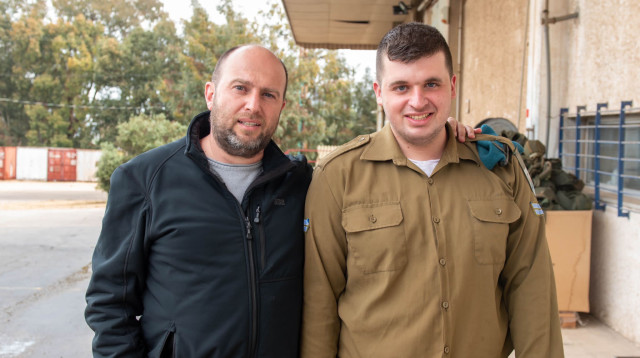 סיפור החיילים שמשרתים יחד עם הוריהם (צילום: דובר צה"ל)