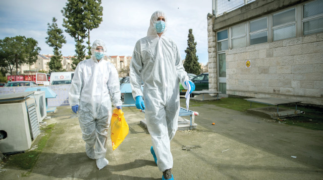 חליפות קורונה (צילום: יונתן זינדל, פלאש 90)