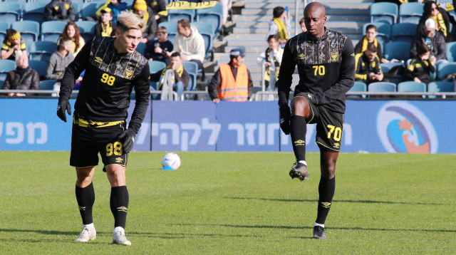 דנילו אספרייה עם יון ניקולאסקו שחקני בית"ר ירושלים בחימום (צילום: קובי אליהו)