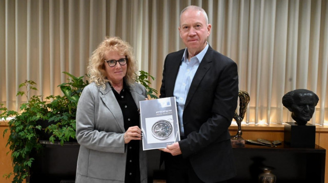 שר הביטחון יואב גלנט מקבל את הדוח מנציבת קבילות החיילים (צילום: אריאל חרמוני, משרד הביטחון)