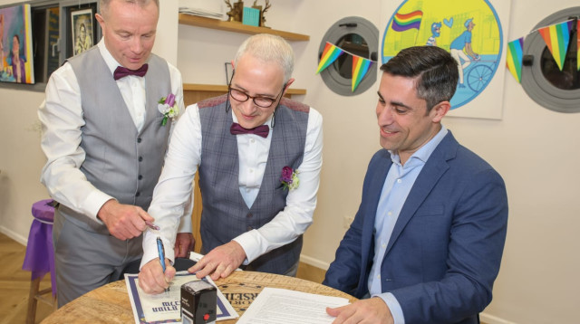 אחד מטקסי החתונה במרכז הגאה. "100% סבלנות וסובלנות" (צילום: דוברות עיריית רמת גן)