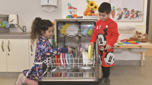 מדיח כלים באחד מגני הילדים בעיר. "מהפכה סביבתית" (צילום: שלומי אמסלם, לע"מ)