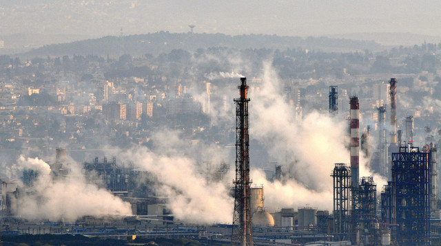 תעשייה זיהום מפרץ חיפה כימיקלים איכות הסביבה ארובות עשן  (צילום: שי לוי, פלאש 90)