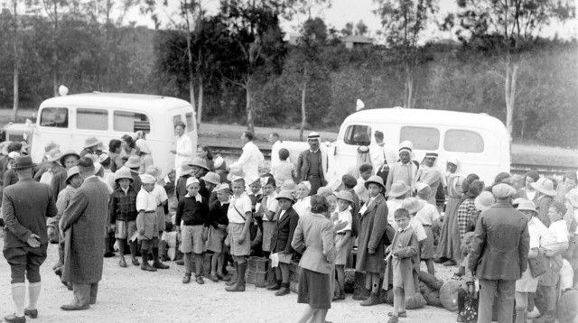 ילדי טהרן מחכים לרכבת בעתלית (צילום: זולטן קלוגר, לע"מ)