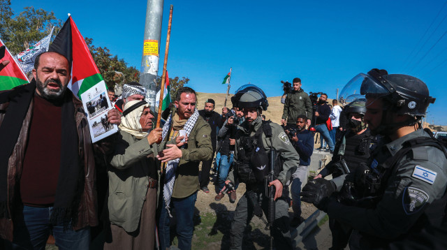 עימות בין שוטרים לפלסטינים ופעילי שמאל בחאן אל אחמר אשתקד # צילום פלאש 90 (צילום: פלאש 90)